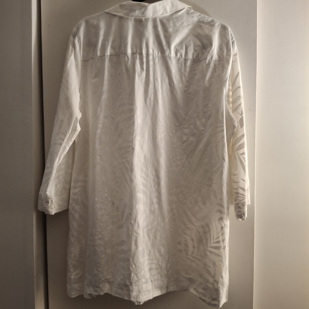 Foxcroft Women's Cream Leaf Pattern Tunic Shirt - Picture 2 of 10